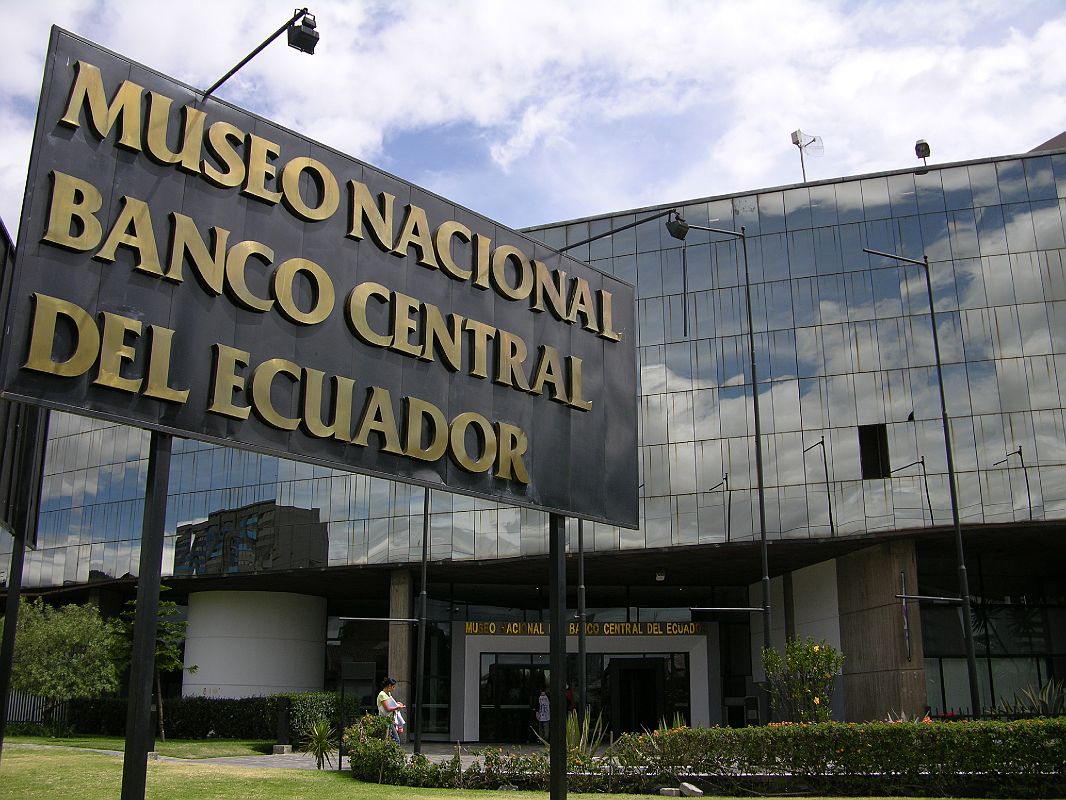 Ecuador Quito 02-01 Museo del Banco Central Ouside